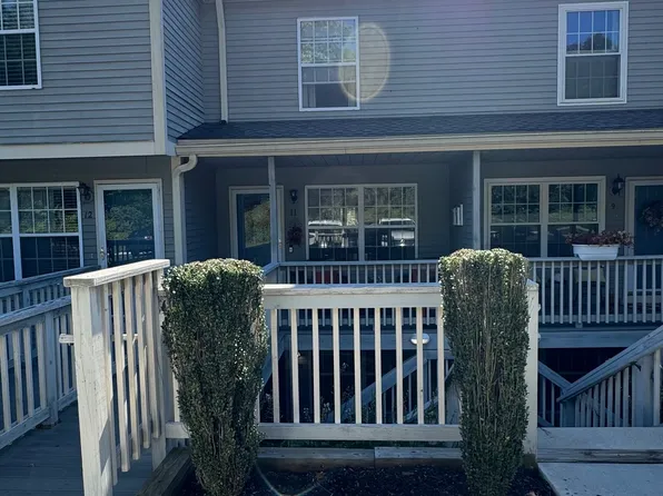 10 Manorwood Dr #10, Branford, CT 06405
