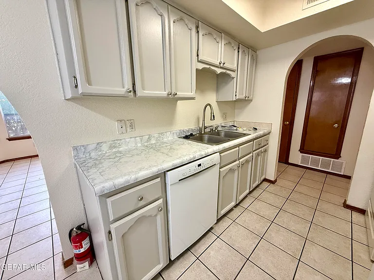764 Colchester Dr — Photo 8