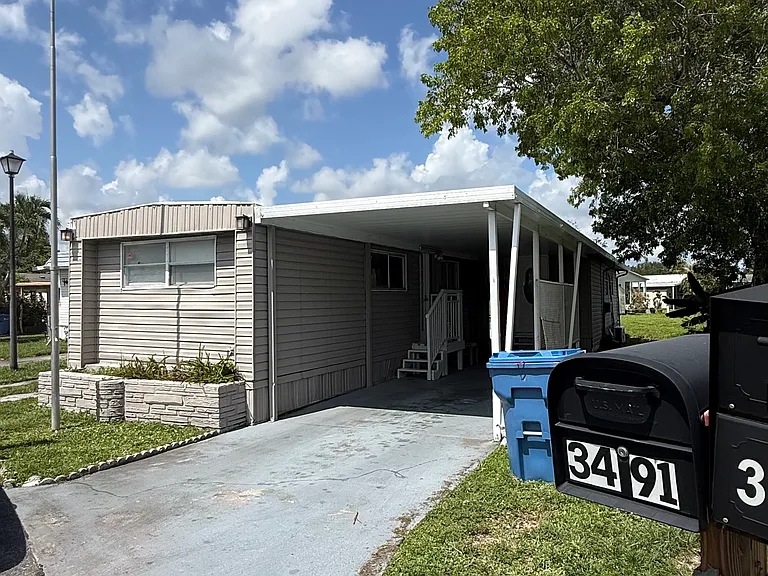 3491 SW 50th Ter #3491 — Photo 1