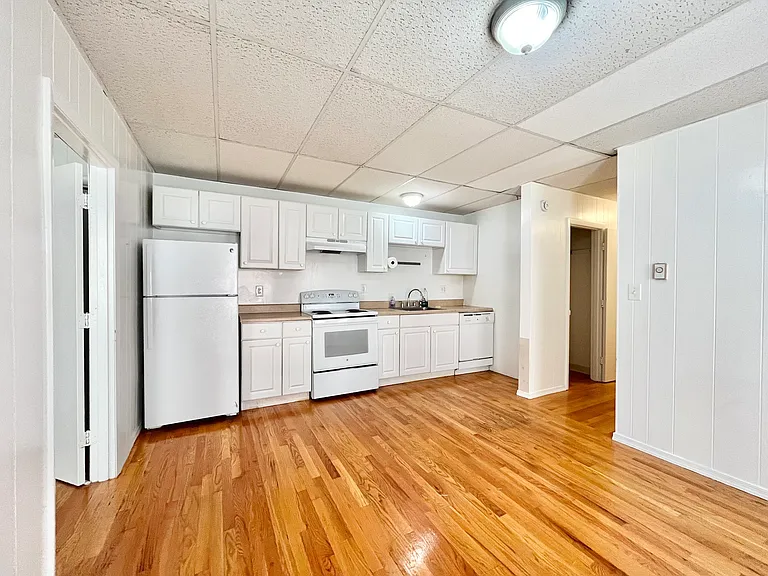 199 Strathmore Rd #8 — Photo 1