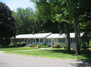 7 Sutton Pl, Trumbull, CT 06611