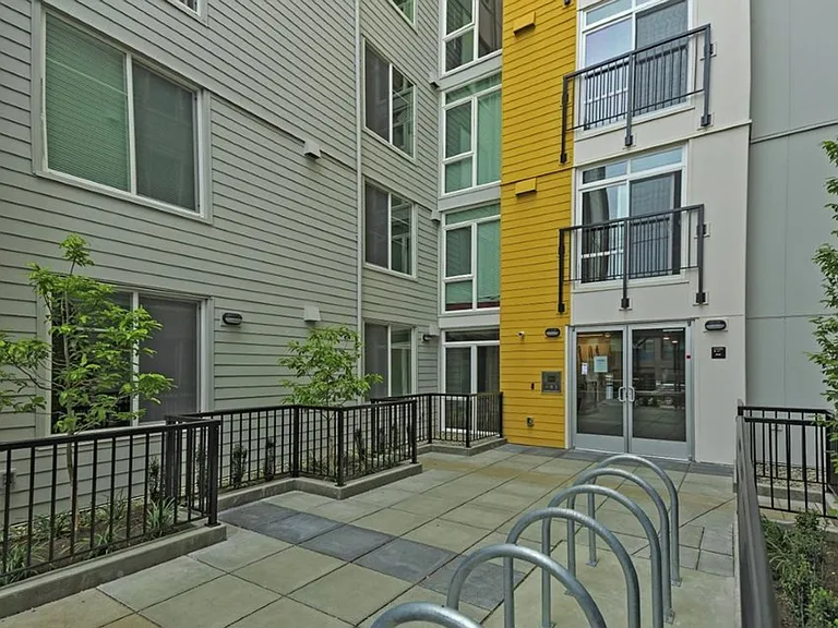 Eastlake Flats — Photo 30