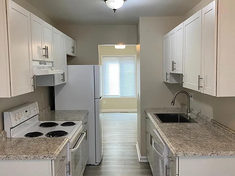 2804 Cambridge Dr — Photo 3