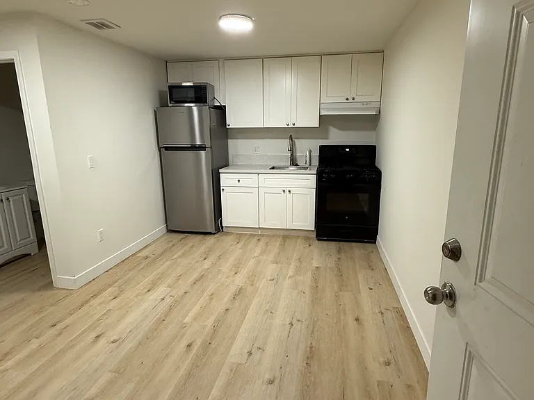 Vineyard Ave — Photo 2