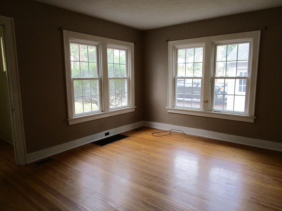 1st image of 11 W Oneida St