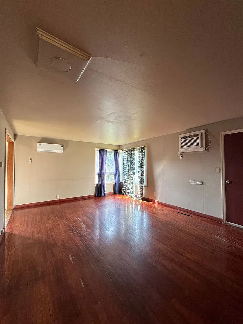 Cozy 2-Bedroom Pet-Friendly Home for Lease — Photo 3