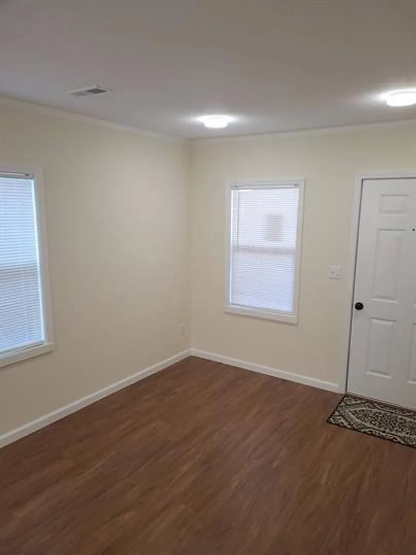 Updated, 2 BR, 1 BA home with large fenced yard & 1 car Garage. 1538 Longfield Ave, Louisville, K... — Photo 2