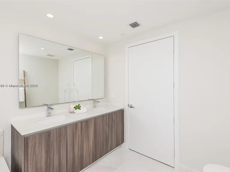 488 NE 18th St #1815 — Photo 25