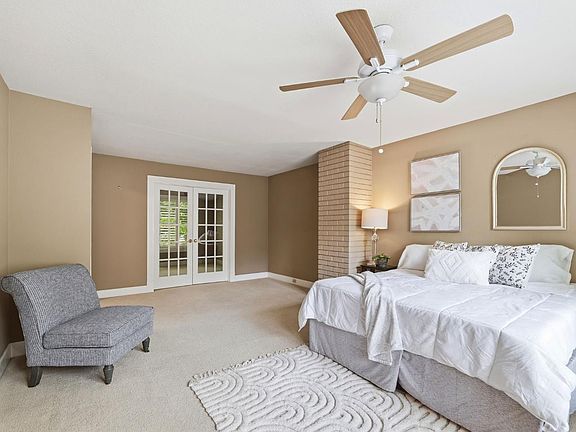 5th image of 1276 Vanderbilt Way