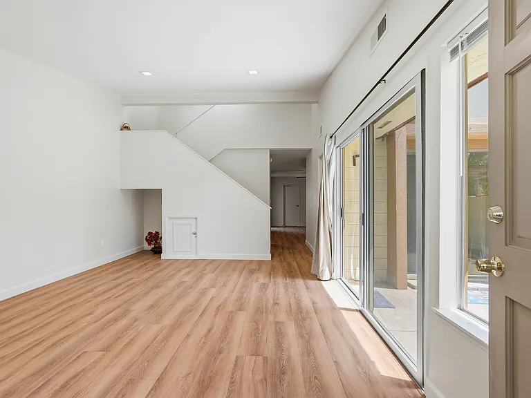 10432 Larwin Ave — Photo 4