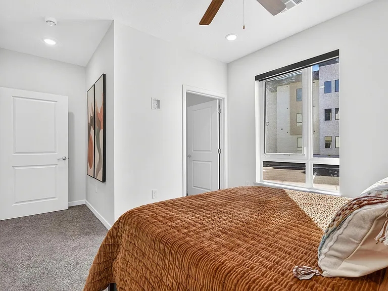 983 W State St — Photo 385