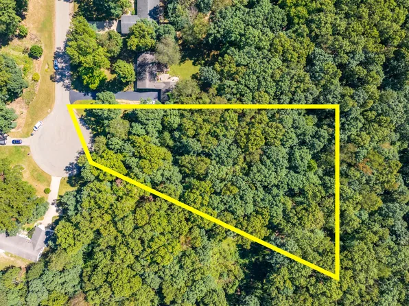 64789 Winterwoods Dr, Lawton, MI 49065