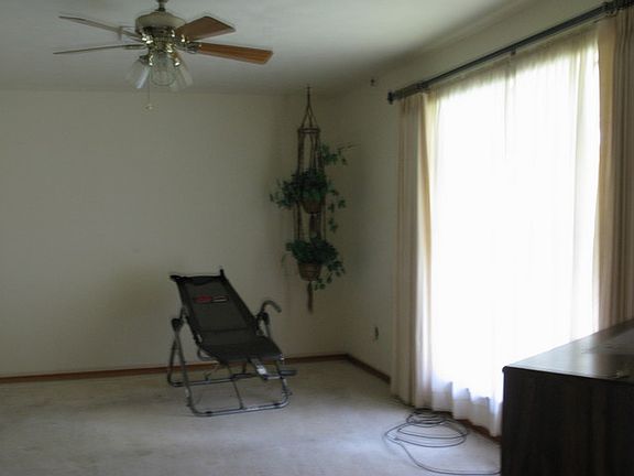 5th image of 303 E Pecan St