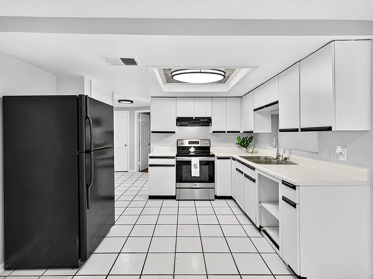 7633 Rottingham Rd — Photo 4