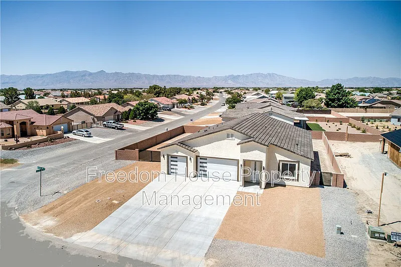 3 bed, 2.5 bath, 2410 sqft, $2,541 — Photo 3