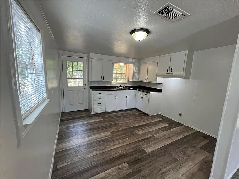 208 E 1st St — Photo 3