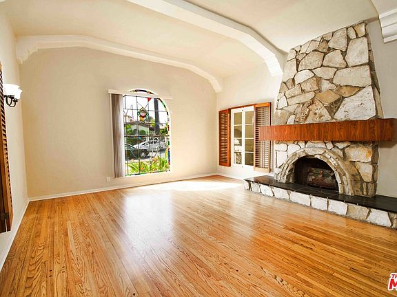 4th image of 168 N Doheny Dr