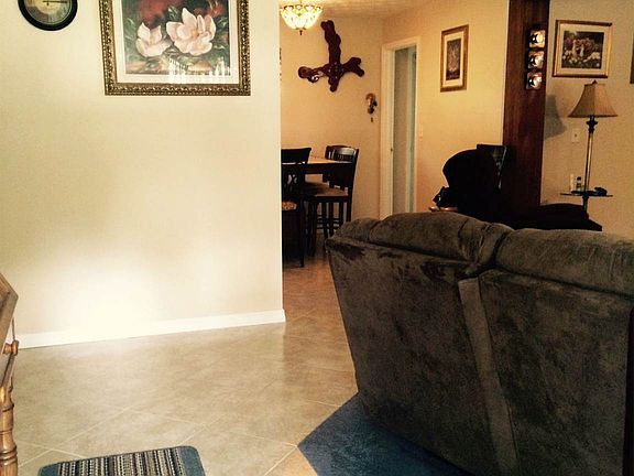 3rd image of 1035 Southgate Dr