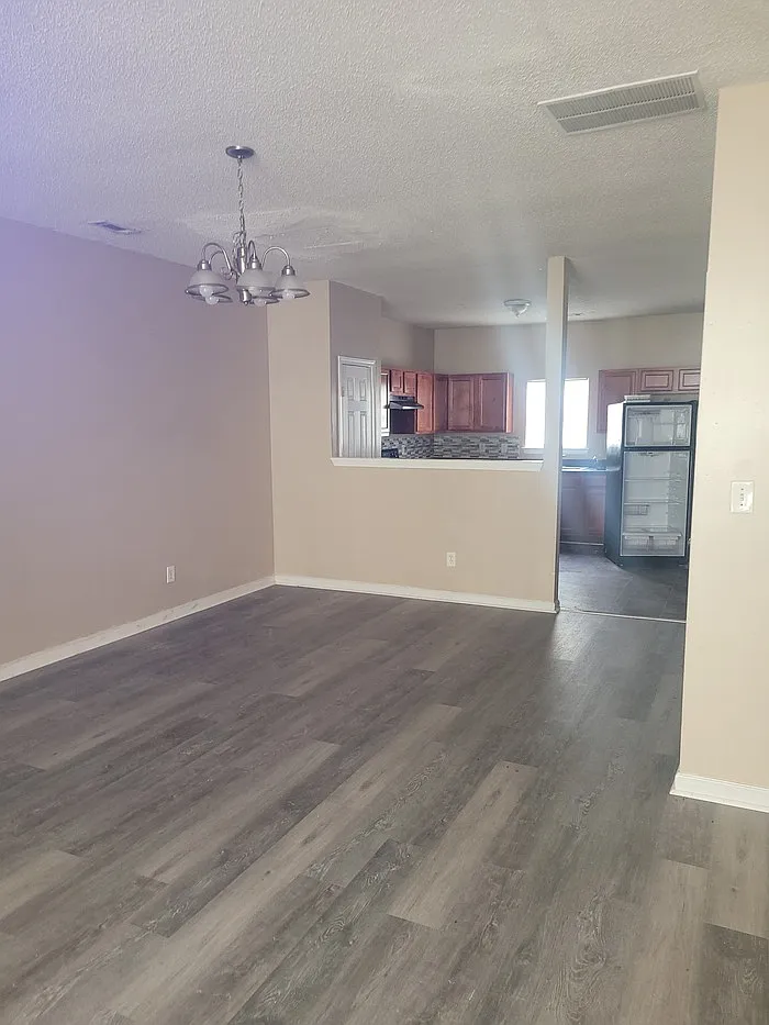 4 bed, 2.5 bath, 1450 sqft, $1,800 — Photo 3