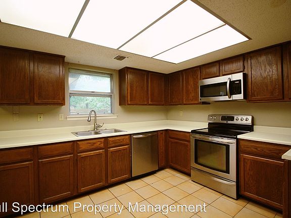 3rd image of 11826 Broadwood St