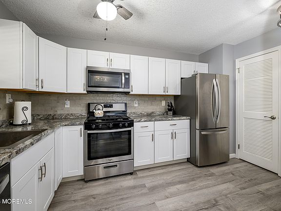 5th image of 249 Tulip Lane