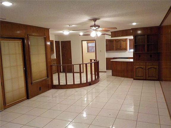 3rd image of 821 Glen Oaks Blvd