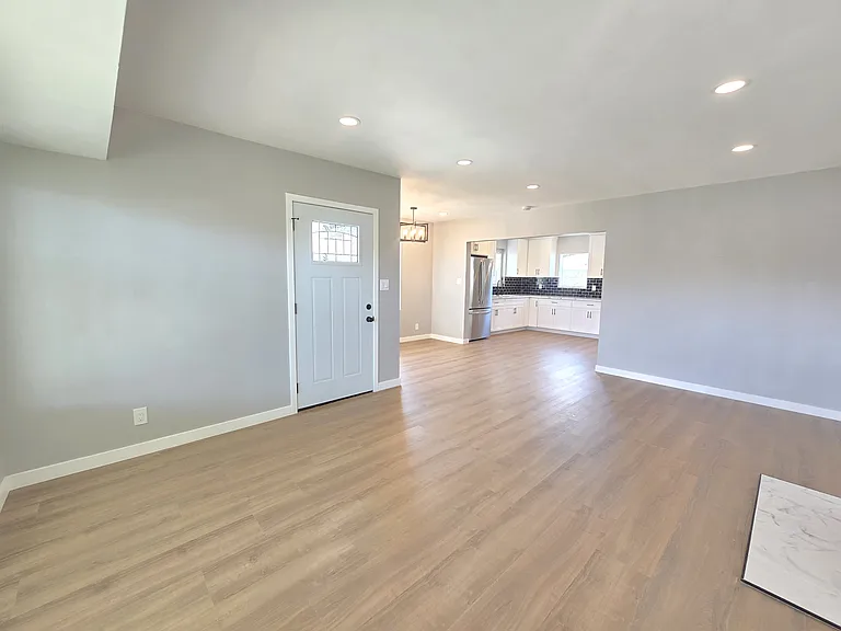 6327 California Ave — Photo 7