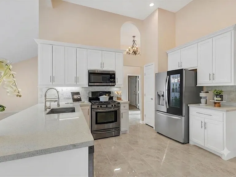 1042 Saint John Dr — Photo 4