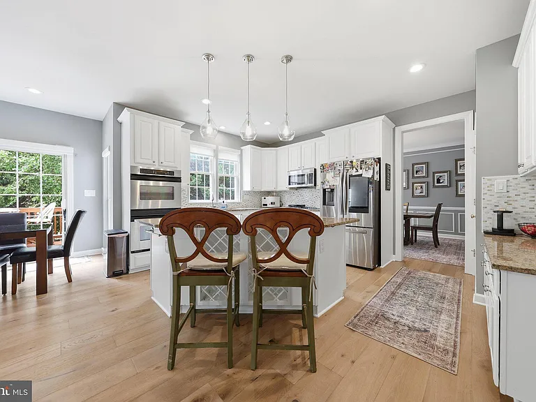 3852 Glasgow Way — Photo 9