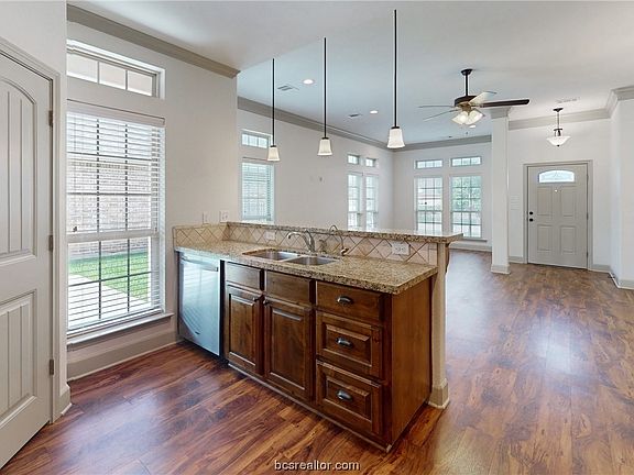 4th image of 1812 Lakeshore Cir