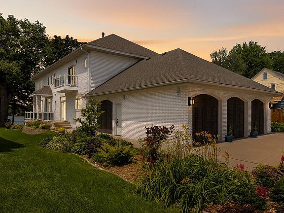 3rd image of 3890 Sunset Dr