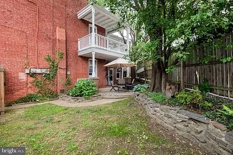 562 W Orange St — Photo 8