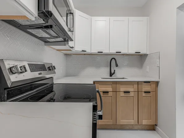 405 West 46th Street image 10 of 15