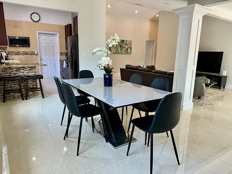 330 SW 35th Ave — Photo 8