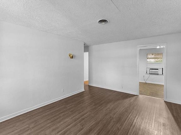4th image of 8002 Woodlyn Rd