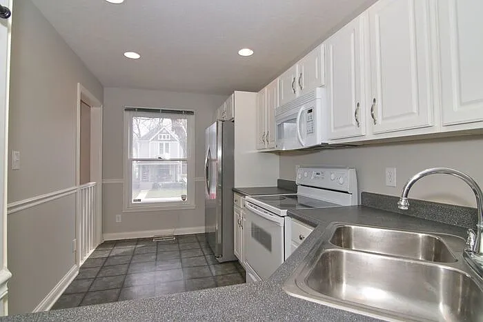 712 N East St — Photo 8