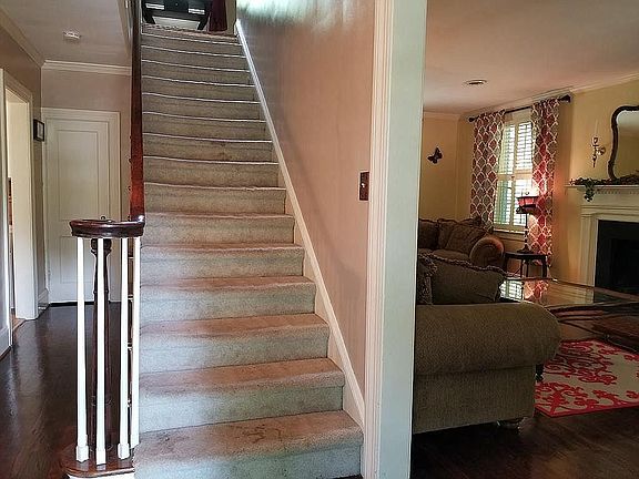4th image of 1006 Oakwood Ct