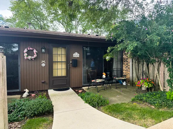 485 Raintree Ct Unit B, Glen Ellyn, IL 60137