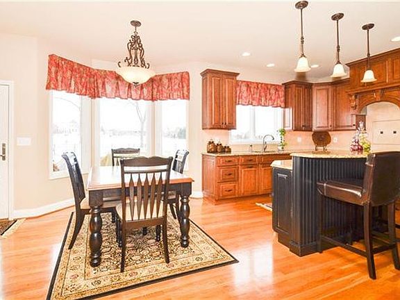 Eat-in kit w glf course view