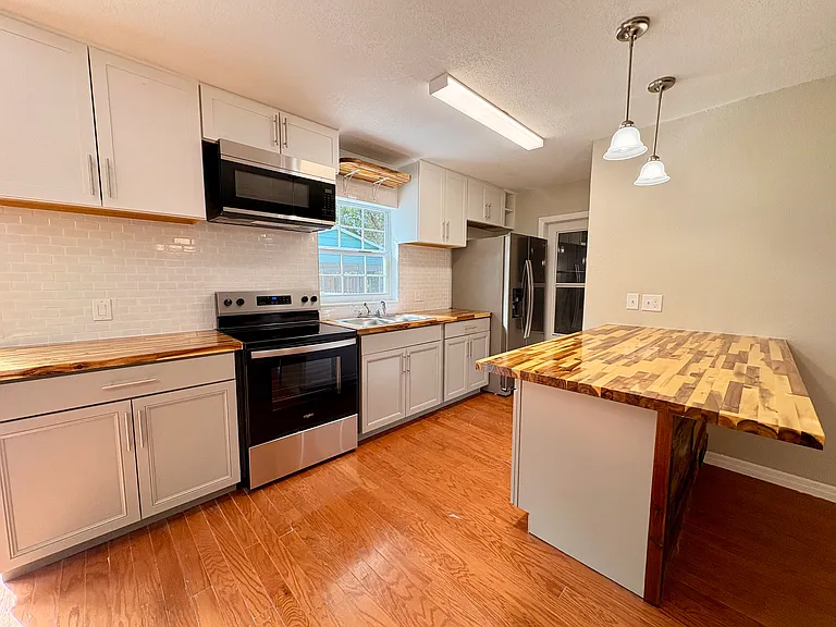 306 Seasons Ct — Photo 4