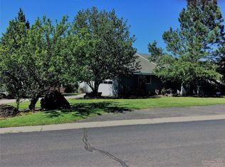 3589 SW Hillcrest Dr, Redmond, OR 97756