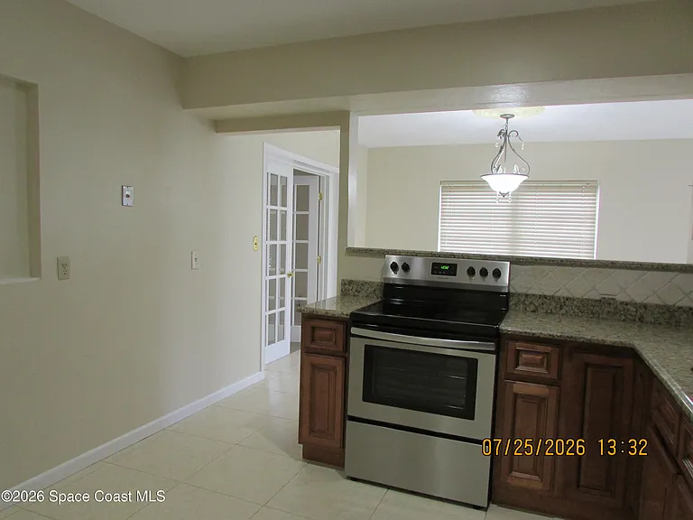 211 W Laila Dr — Photo 5
