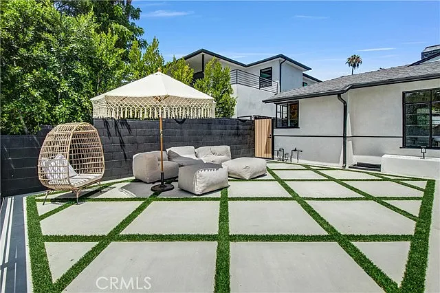 2 bed, 1.5 bath, 1100 sqft, $5,800 — Photo 2