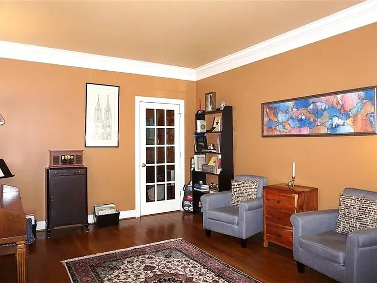 2438 Kings Arms Dr — Photo 7