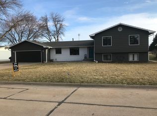 106 Parklane Ave, Aurora, NE 68818