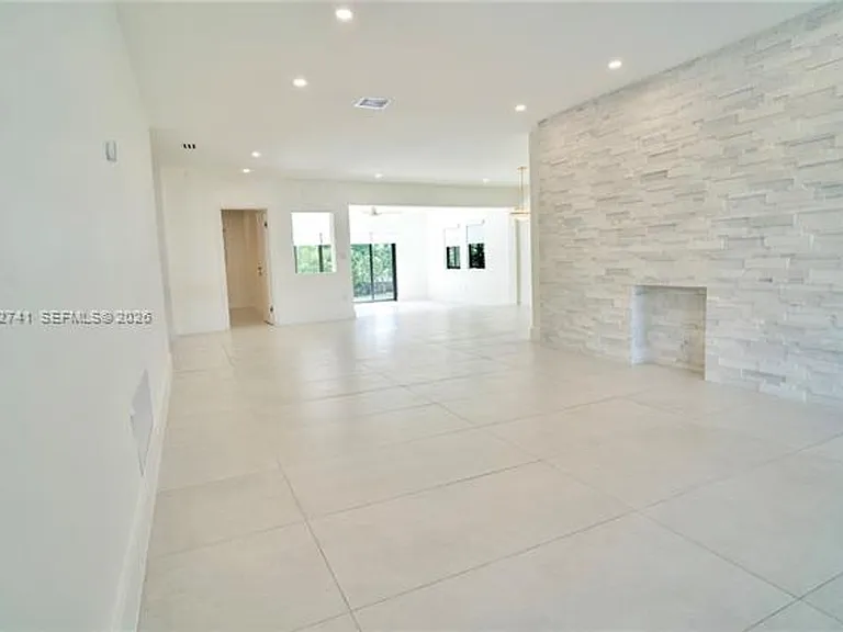 8811 Carlyle Ave — Photo 10