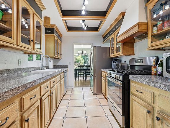 5th image of 2266 Adrian St