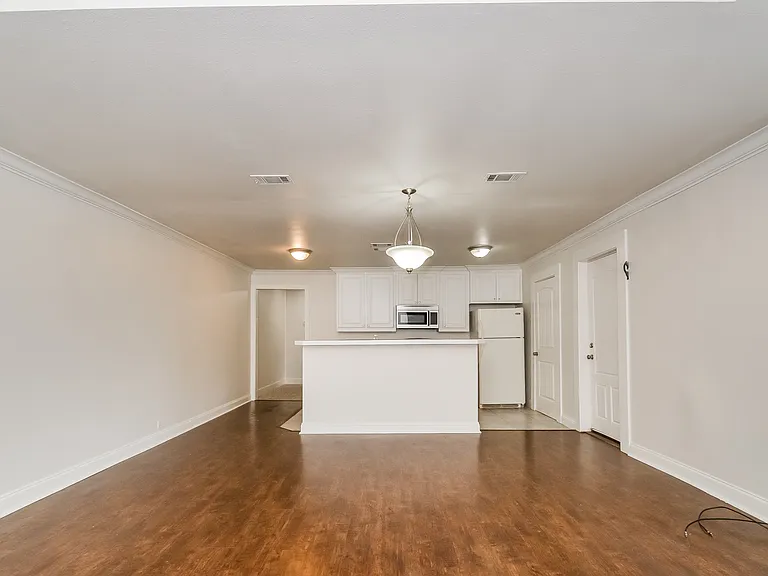 814 W College St — Photo 6