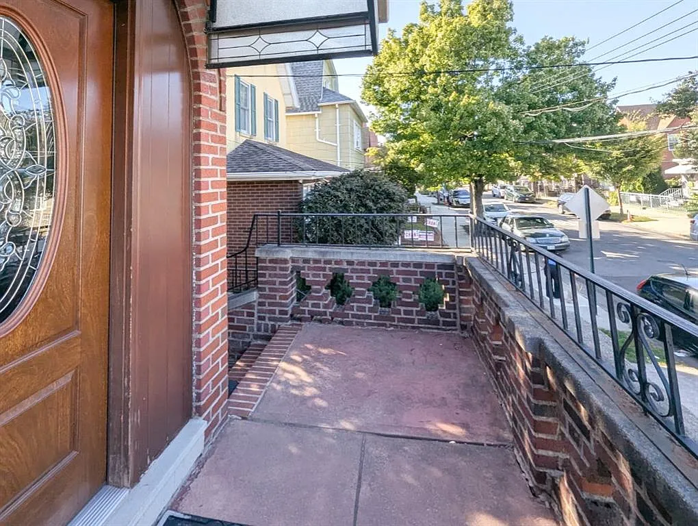 3 bed, 1.0 bath, 1000 sqft, $3,200 — Photo 1