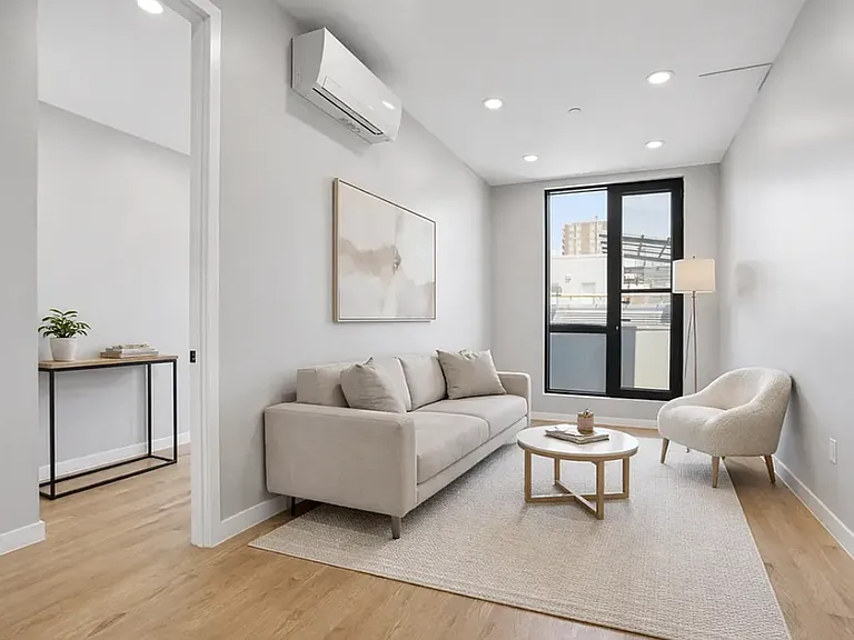 356 E 8th St #Penthouse 4 — Photo 2
